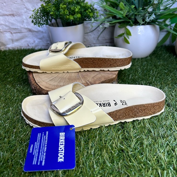 BIRKENSTOCK
Madrid Big Buckle
Natural Leather Patent
Yellow/High Shine Butter - Picture 8 of 17